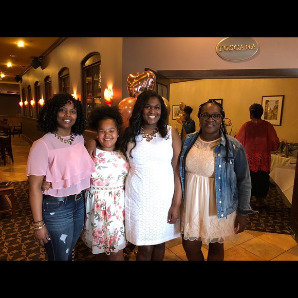 Meet your Posher, Monique 💜 - Picture 4 of 5